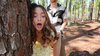 Brooke Tilli a nagyon gyönyörű amatőr csajszi megkúrelva az erdőben